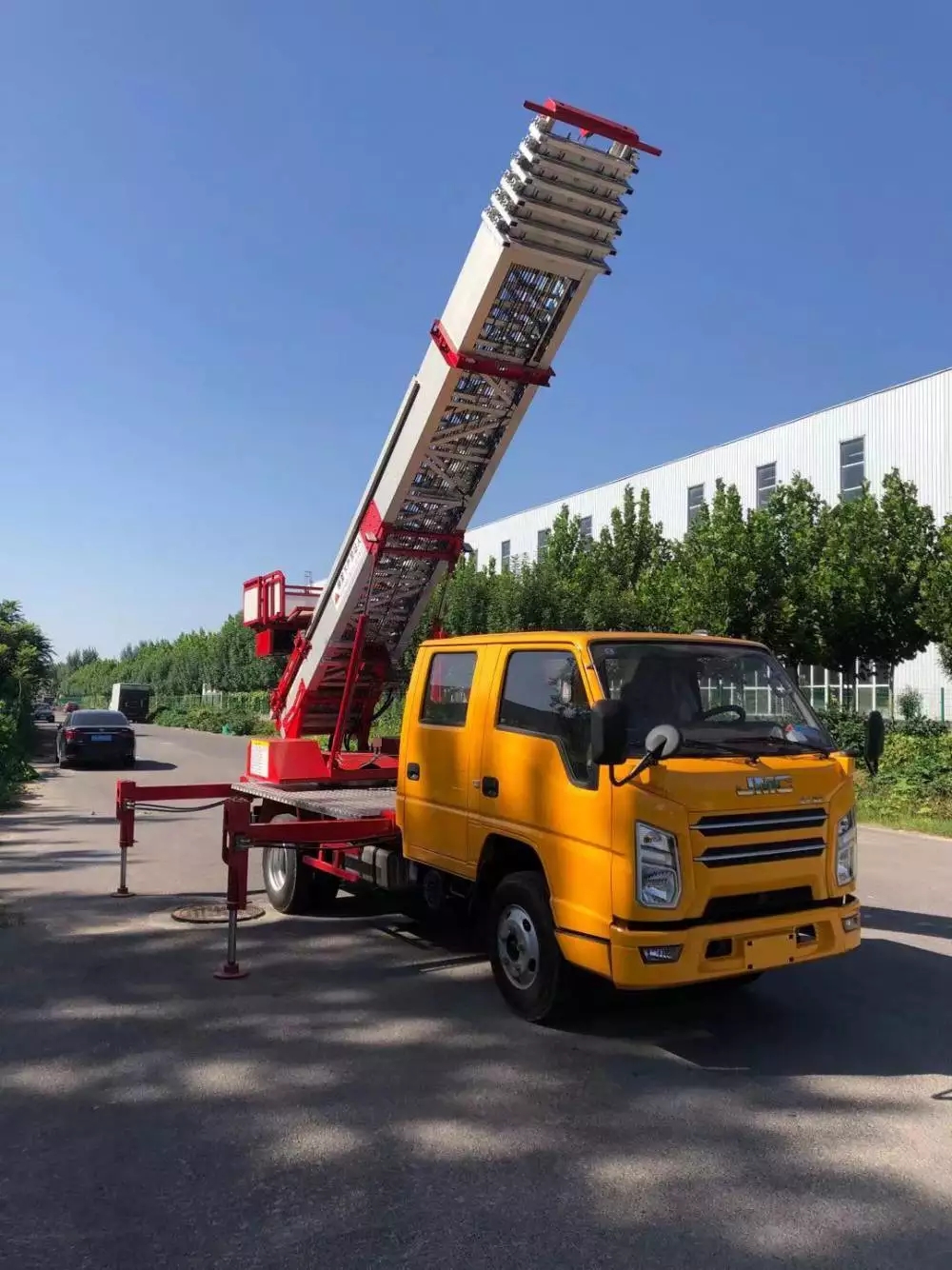 城中附近的云梯车出租服务：轻松解决高空作业需求