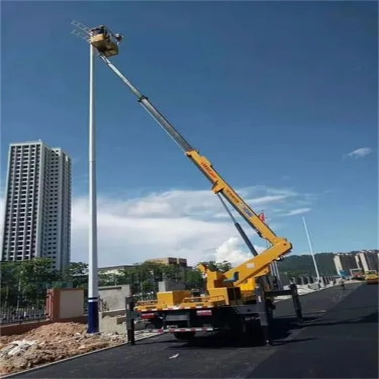 城中维修路灯的曲臂升降车出租