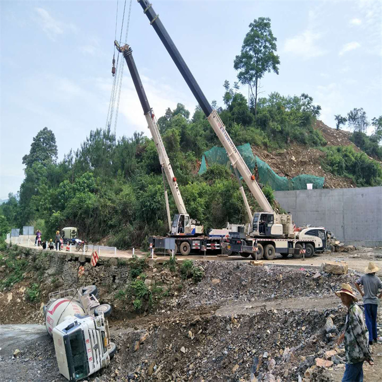 城中汽车掉沟里叫吊车救援要多少钱