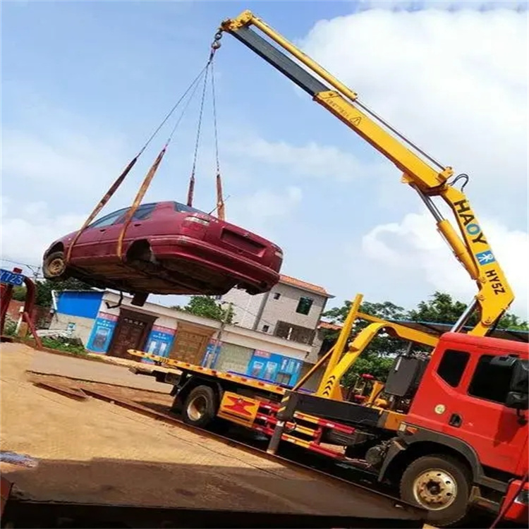 城中吊车吊汽车的正确方法